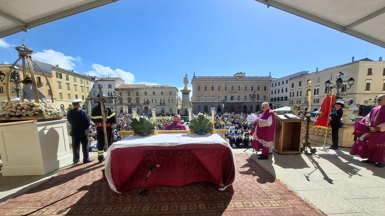La cerimonia in piazza d'Italia <em>(foto Ivan Nuvoli)</em>