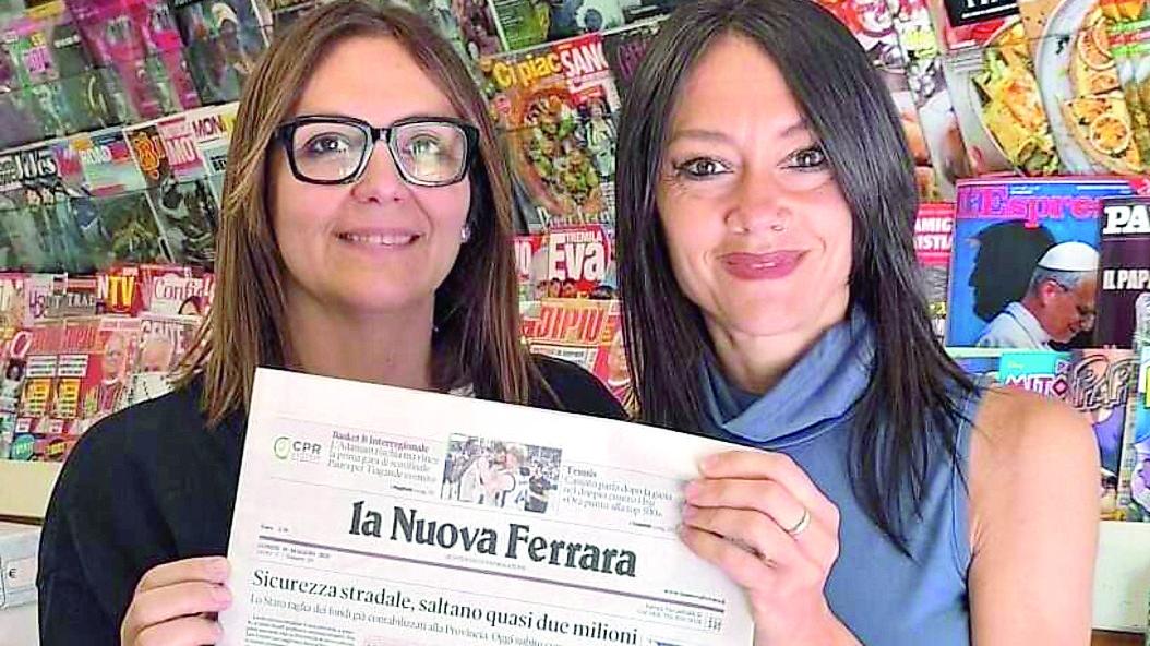 Edicola e tabacchi in via Bologna a Ferrara. «Orari impegnativi ma amo i miei clienti»