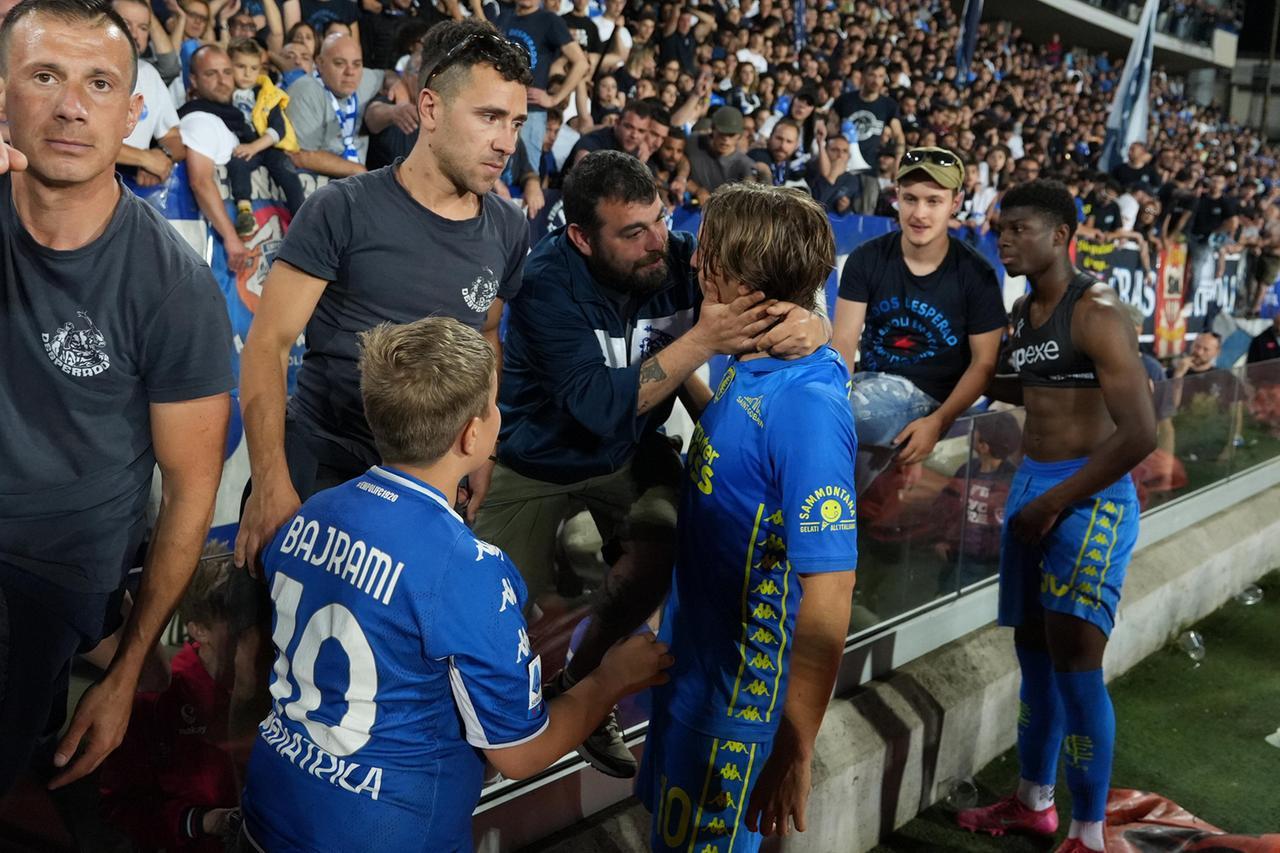 
	Un tifoso abbraccia Jacopo Fazzini al termine della partita (foto Nucci)

