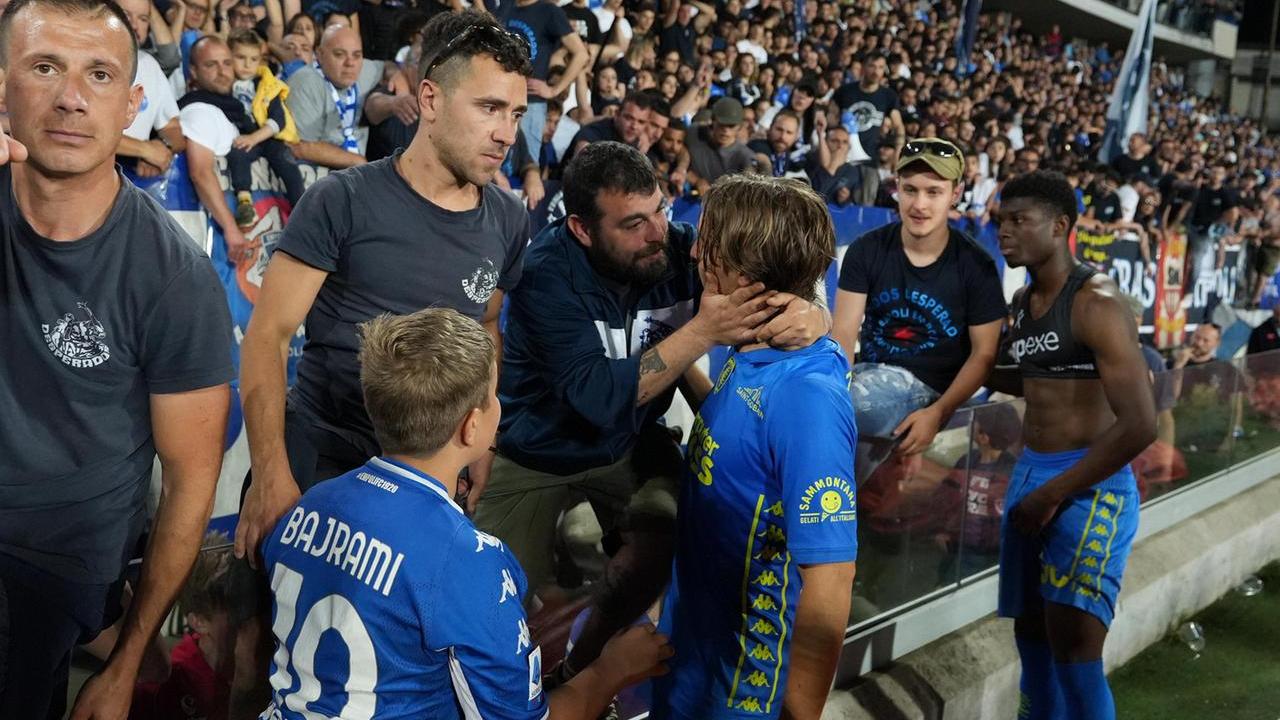 Un tifoso abbraccia Jacopo Fazzini al termine della partita (foto Nucci)