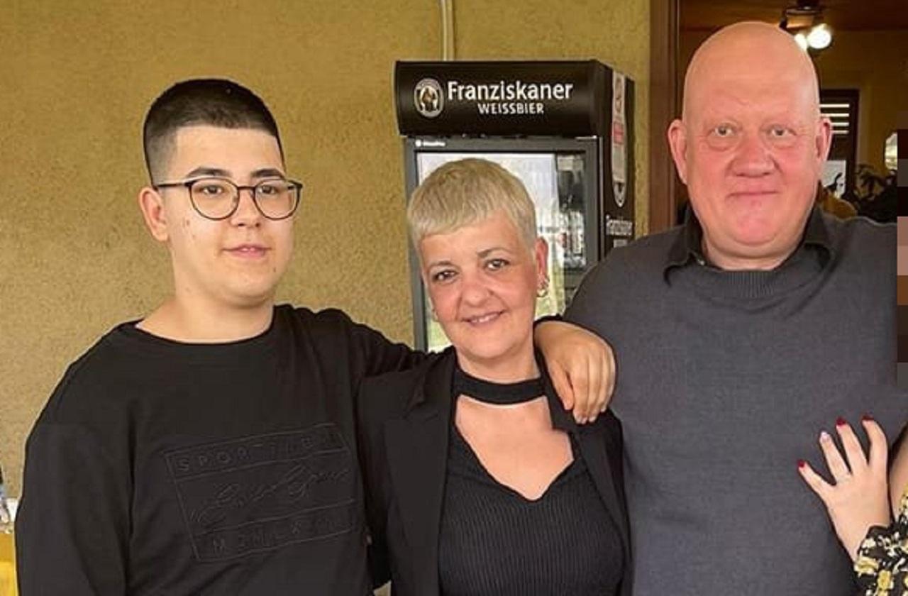 
	Alessandro Trovatelli, 20 anni, con la famiglia

