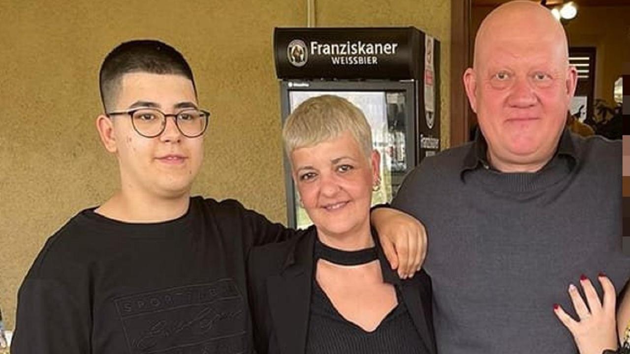 Alessandro Trovatelli, 20 anni, con la famiglia