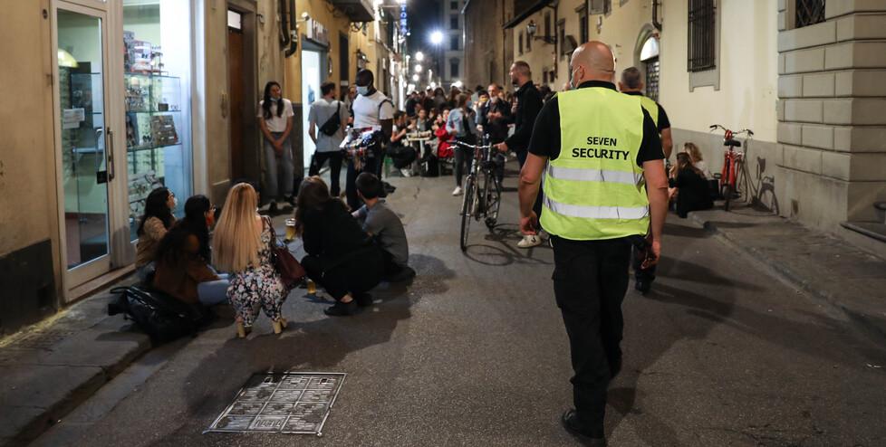 
	Uno steward nelle strade della movida a Firenze

