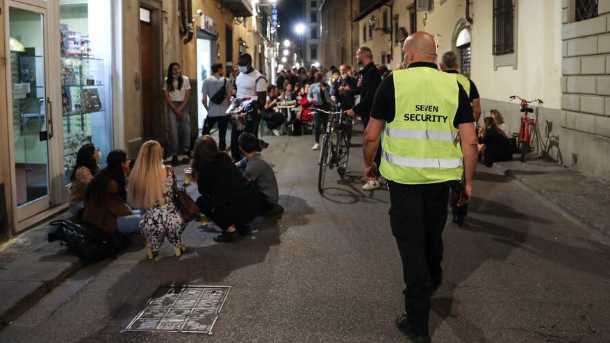 Uno steward nelle strade della movida a Firenze