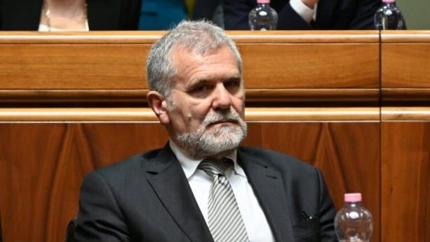 Bartolazzi: «Niente farmaci oncologici agli anziani? Mai detto, noi vogliamo migliorare le cure»