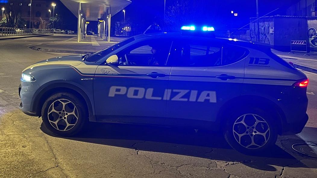 Una volante della polizia di Stato (foto d'archivio)