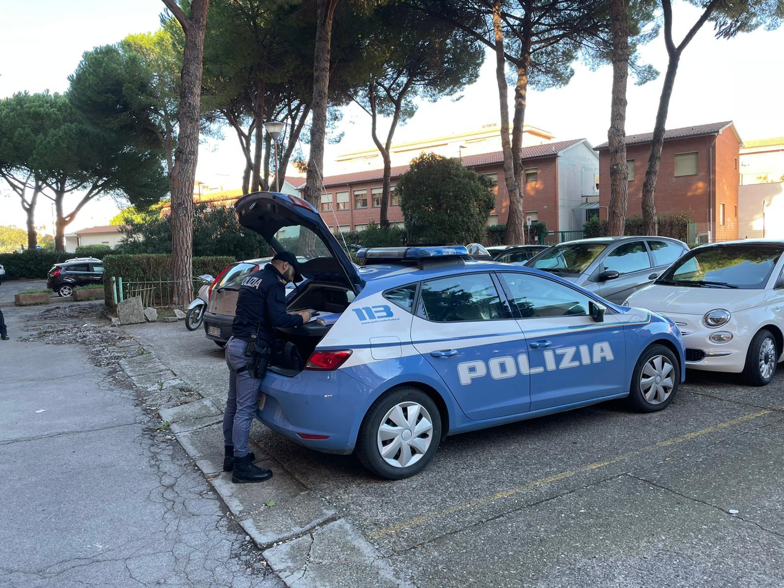 Una volante della polizia con un agente al lavoro (foto d'archivio)