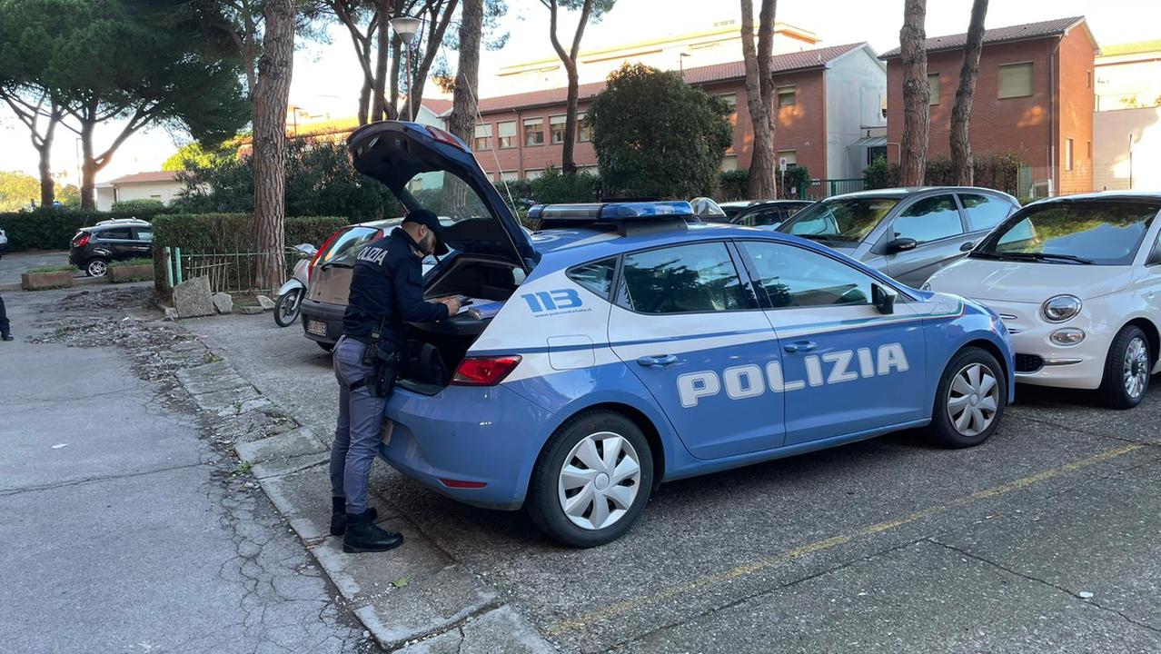 Una volante della polizia con un agente al lavoro (foto d'archivio)