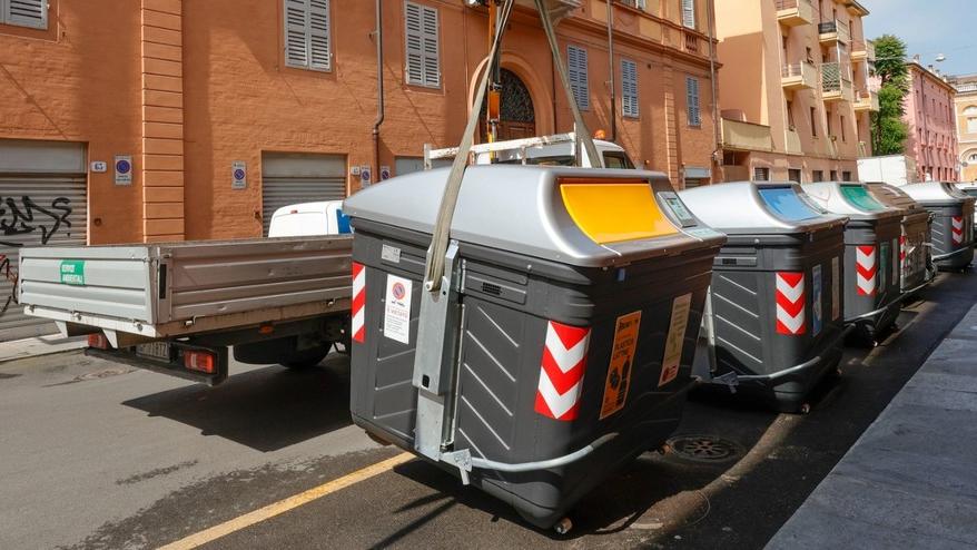 La posa dei cassonetti in centro