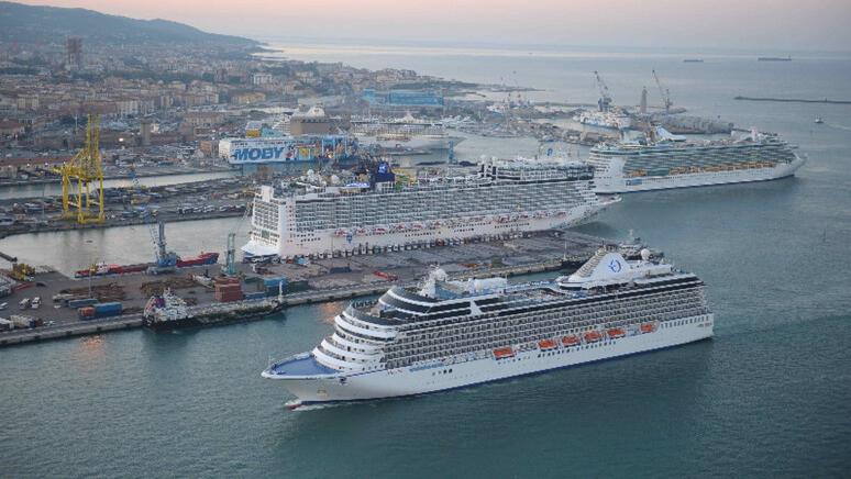 Alcune navi in porto a Livorno in una foto di repertorio