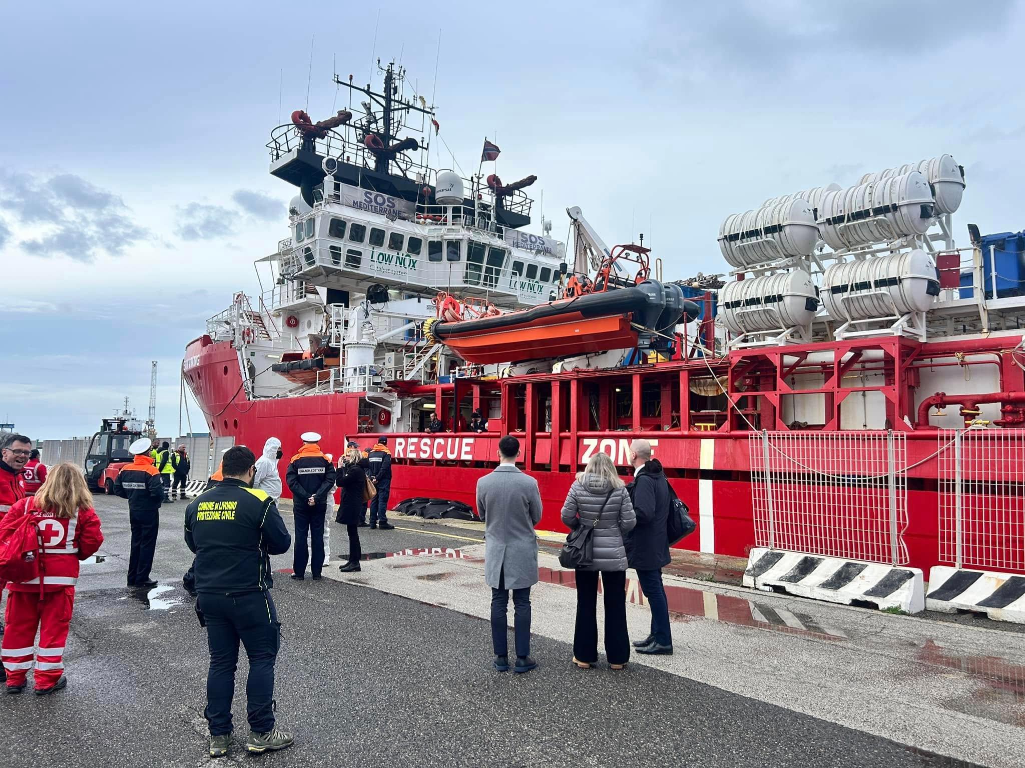 La "Ocean Viking" in porto a Livorno (foto d'archivio)