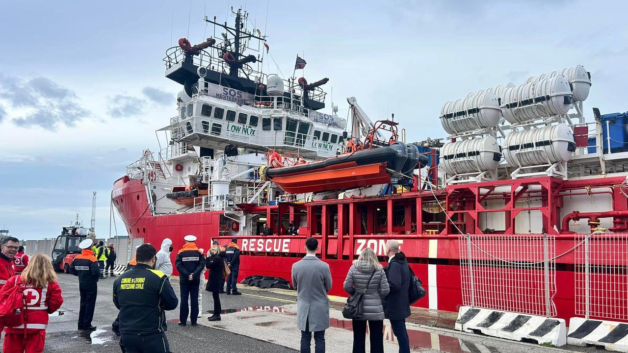 La "Ocean Viking" in porto a Livorno (foto d'archivio)