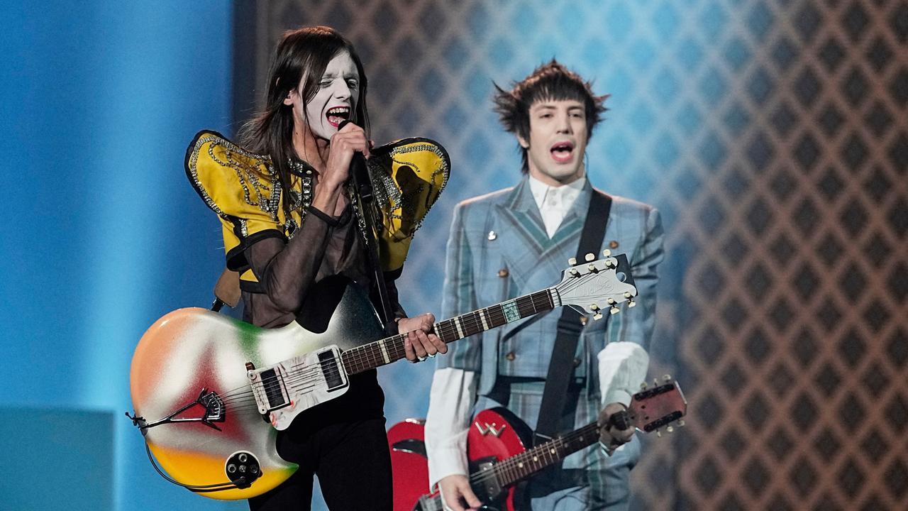 Lucio Corsi durante la sua esibizione sul palco dell’Eurovision