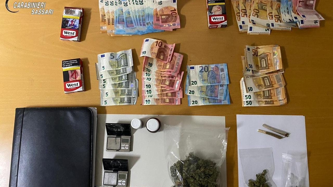 A passeggio tra i turisti con la marijuana e un sacchetto di eroina, arrestato dai carabinieri