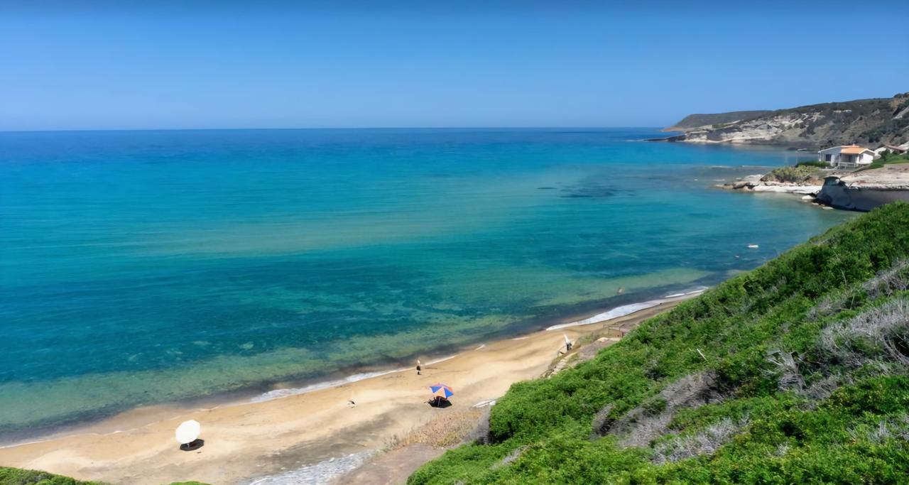Choc in spiaggia: trovato cadavere senza braccia
