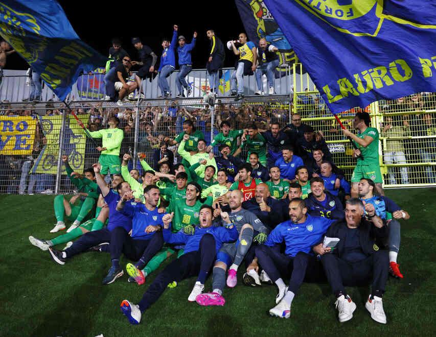 Gli azzurri festeggiano coi tifosi