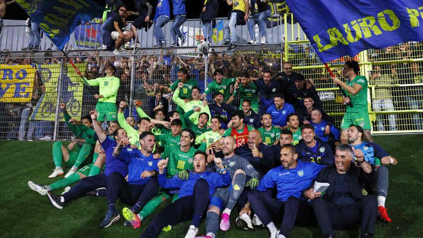 Gli azzurri festeggiano coi tifosi