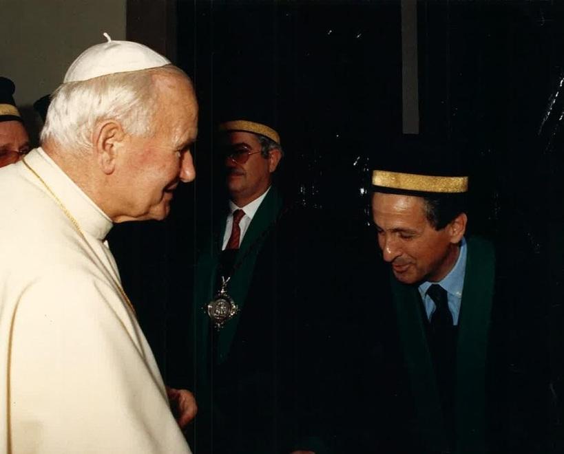 Il professore in Vaticano a un incontro con Giovanni Paolo II