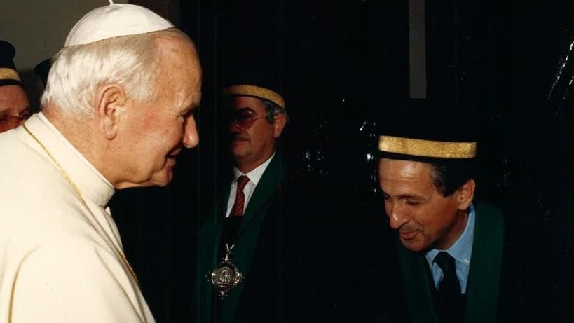 Il professore in Vaticano a un incontro con Giovanni Paolo II