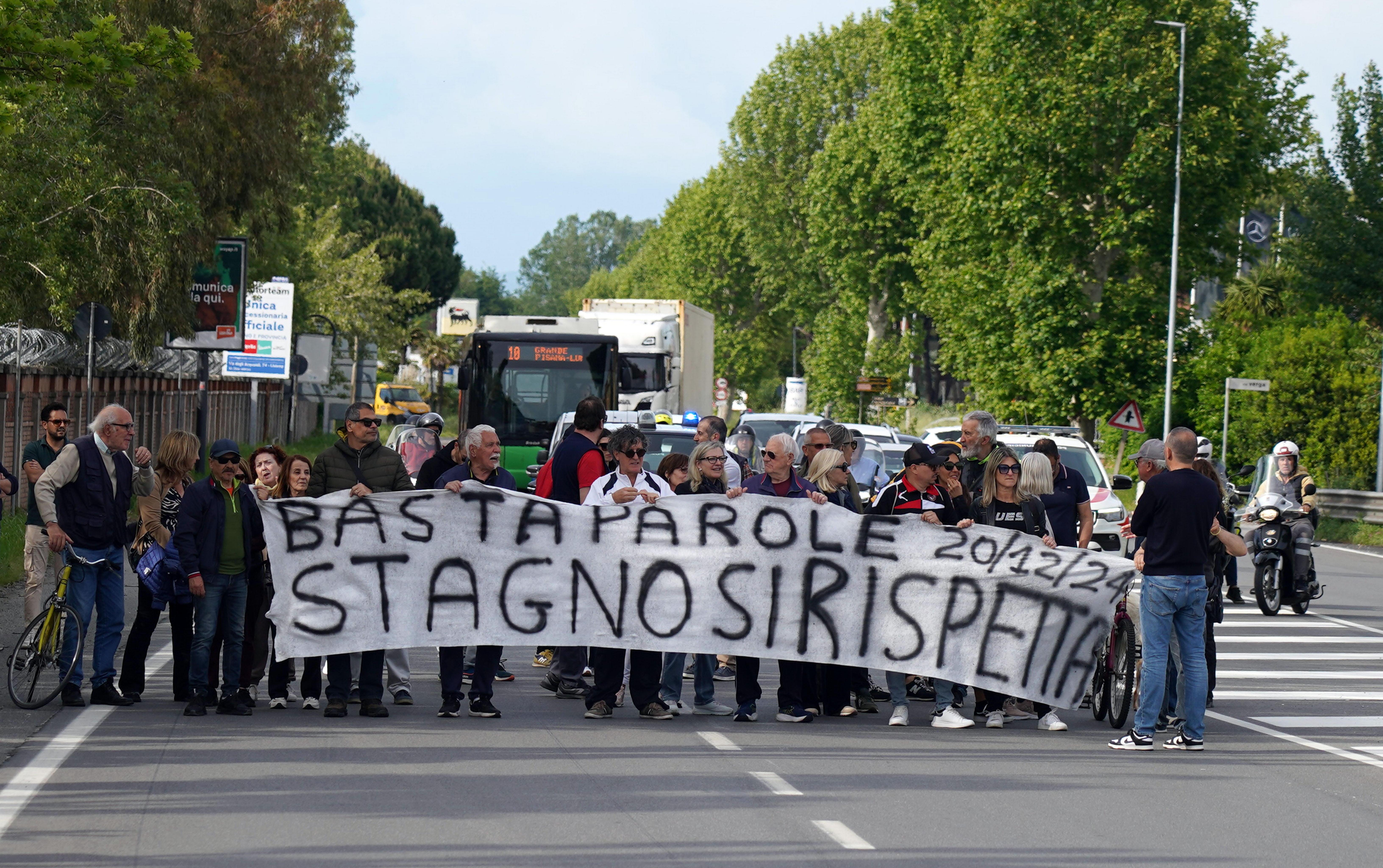La manifestazione per chiedere l'inizio dei lavori sul ponte (foto Stick)