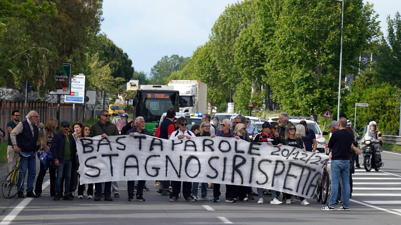 La manifestazione per chiedere l'inizio dei lavori sul ponte (foto Stick)