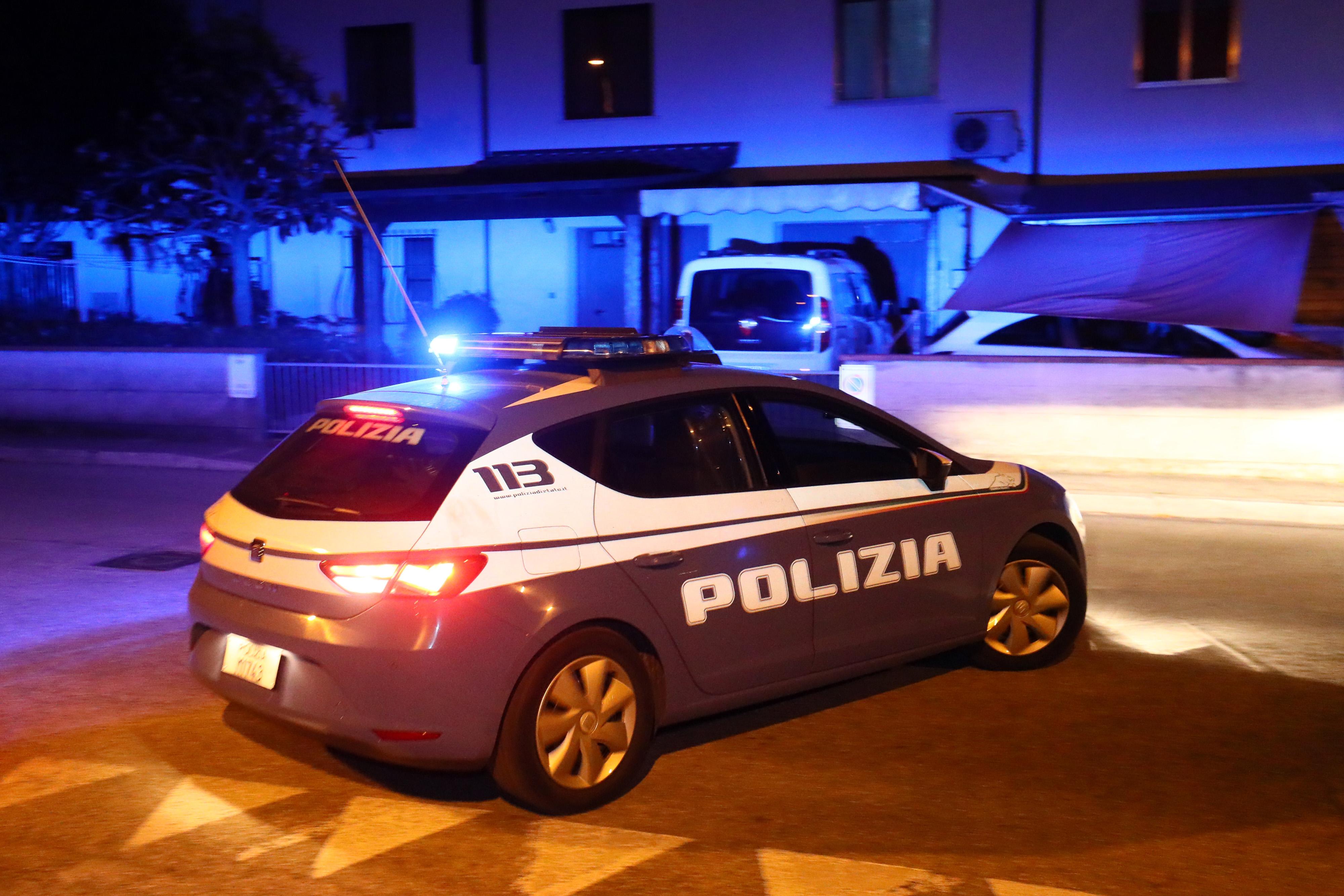 Una volante della polizia di Stato (foto d'archivio)