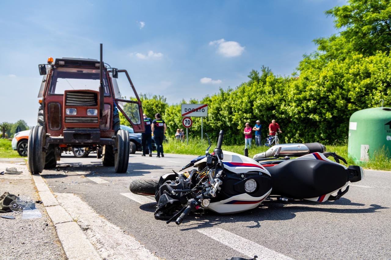 Dogato, si schianta in moto contro un trattore dopo il sorpasso