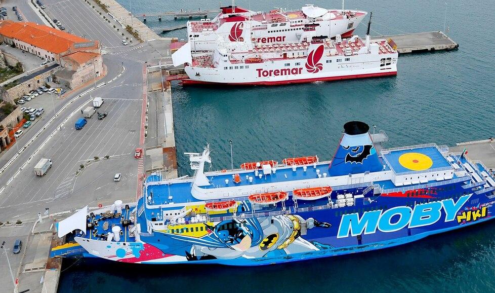 Caro-traghetti per l'Elba, cresce la protesta dei pendolari della scuola: «Supplenti a rischio senza tariffe ridotte». Ma c'è un possibile spiraglio