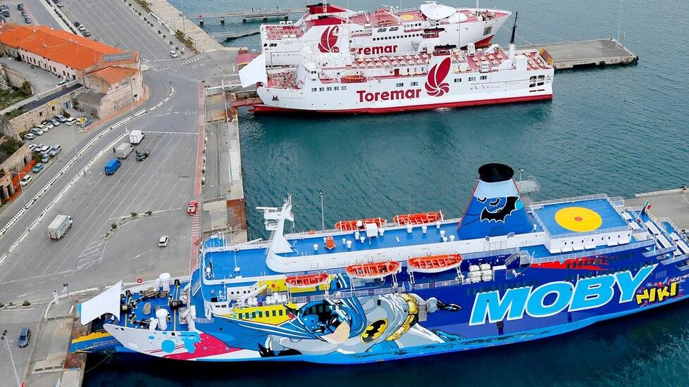 Caro-traghetti per l'Elba, cresce la protesta dei pendolari della scuola: «Supplenti a rischio senza tariffe ridotte». Ma c'è un possibile spiraglio