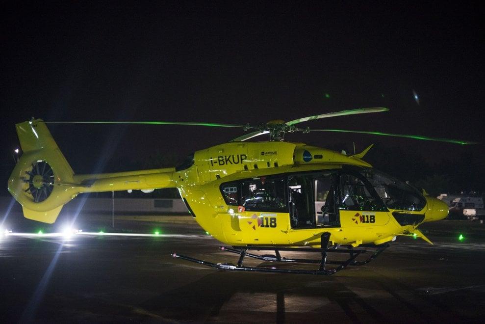 Scontro tra auto e scooter che prende fuoco: un ferito grave