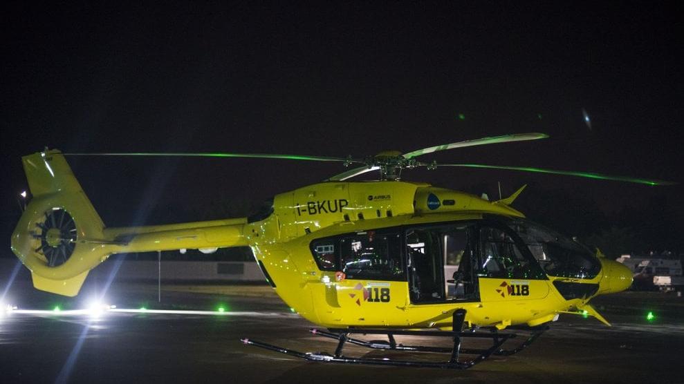 Scontro tra auto e scooter che prende fuoco: un ferito grave