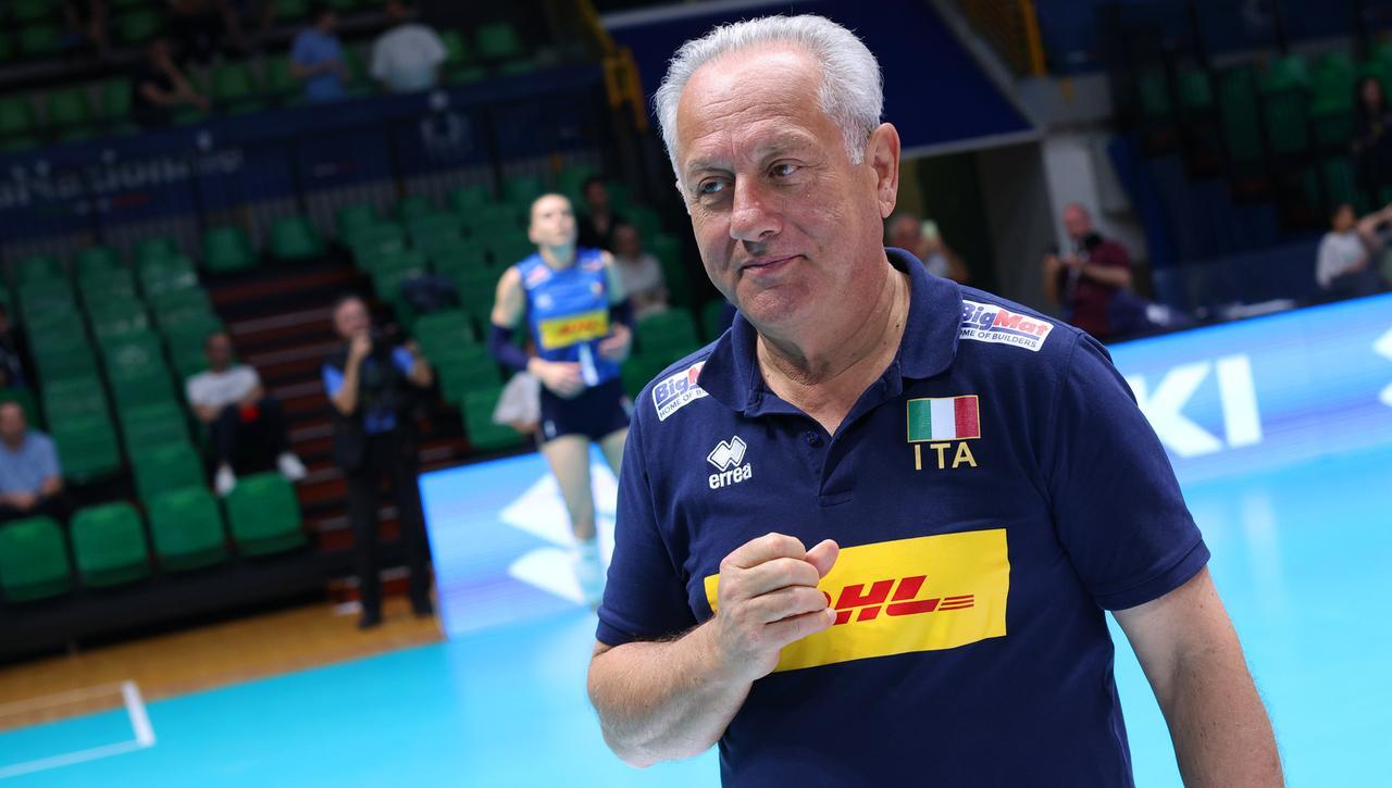 
	Julio Velasco al PalaPanini con la Nazionale femminile

