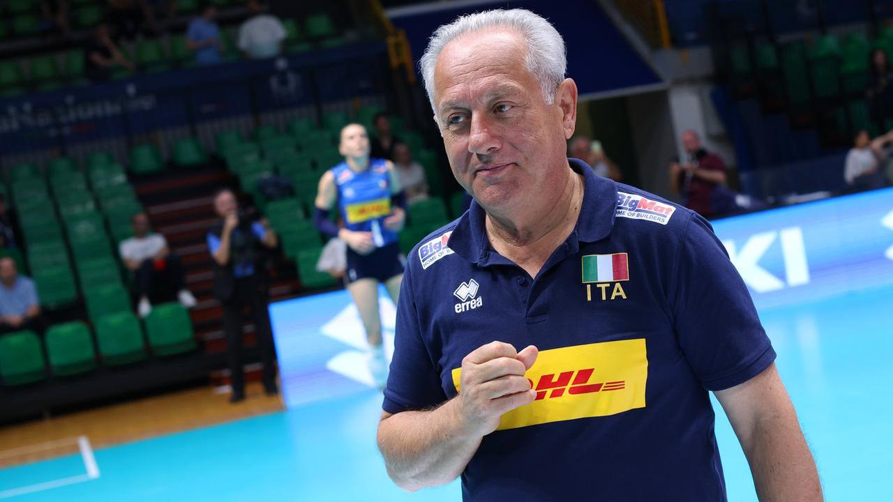 Julio Velasco al PalaPanini con la Nazionale femminile