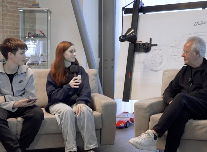 
	Horacio Pagani con due studenti della media Cavour

