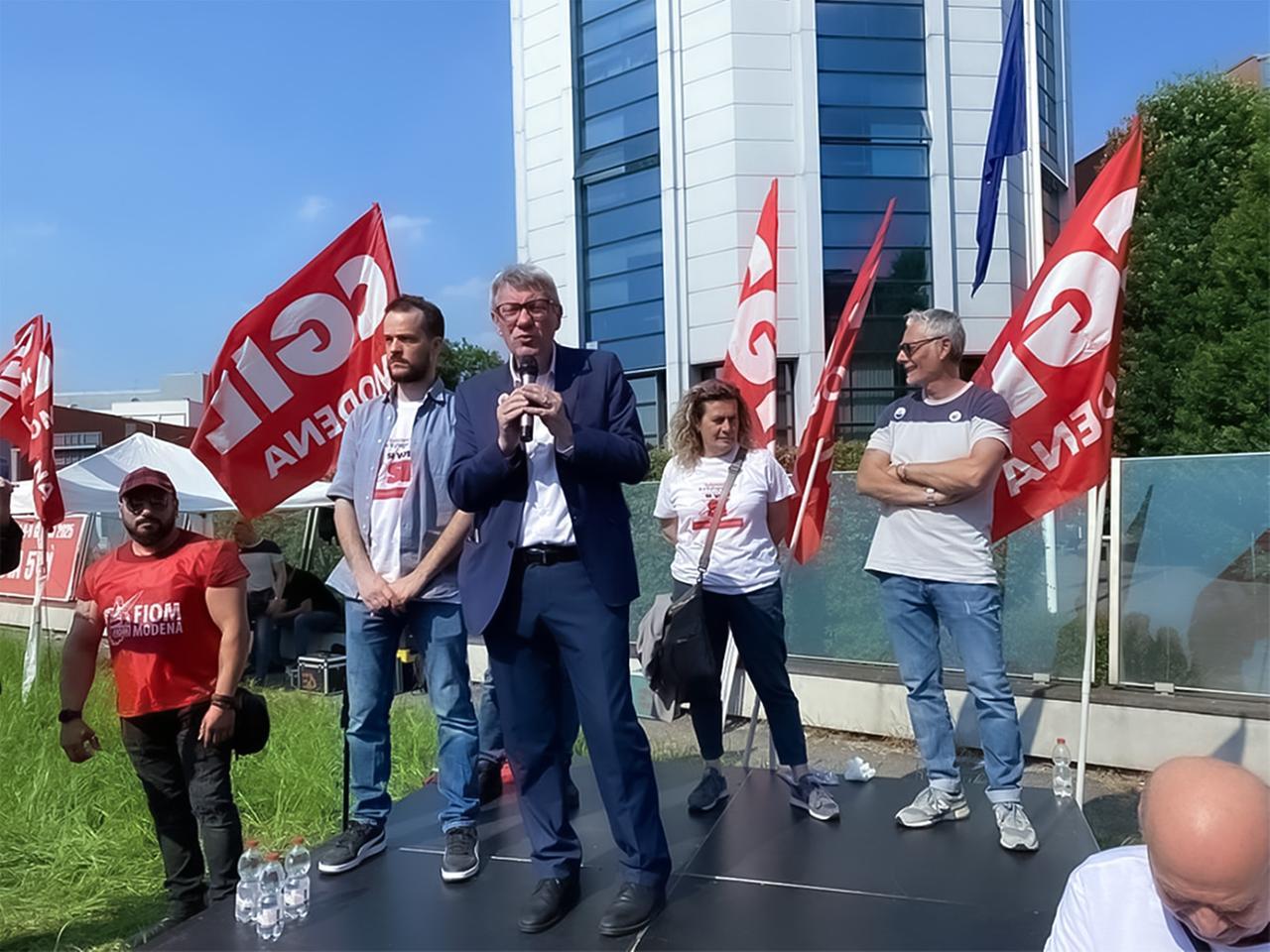 
	L'intervento di Maurizio Landini davanti alla sede di Maserati

