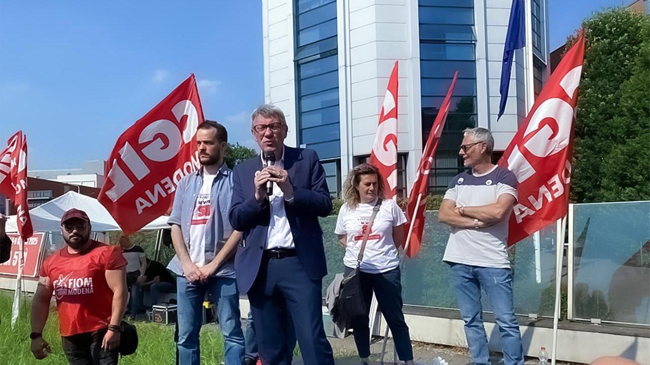 L'intervento di Maurizio Landini davanti alla sede di Maserati