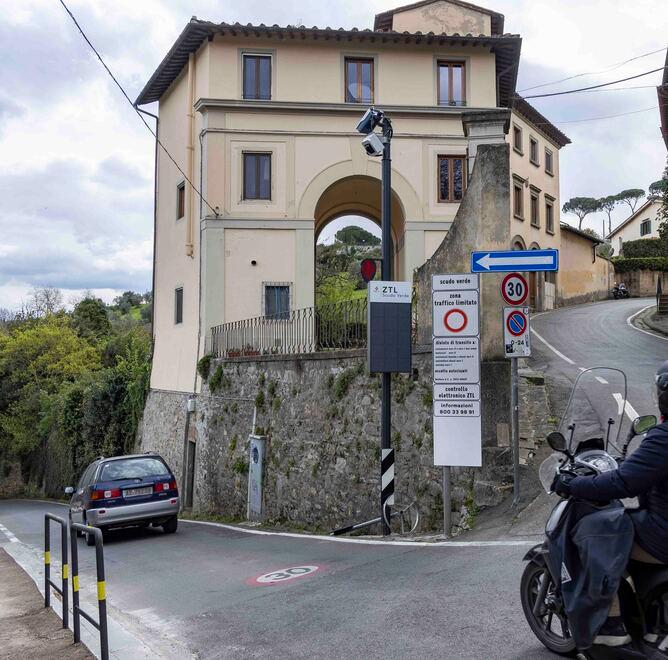 
	Uno dei varchi elettronici dello scudo verde in via Benedetto Fortini

