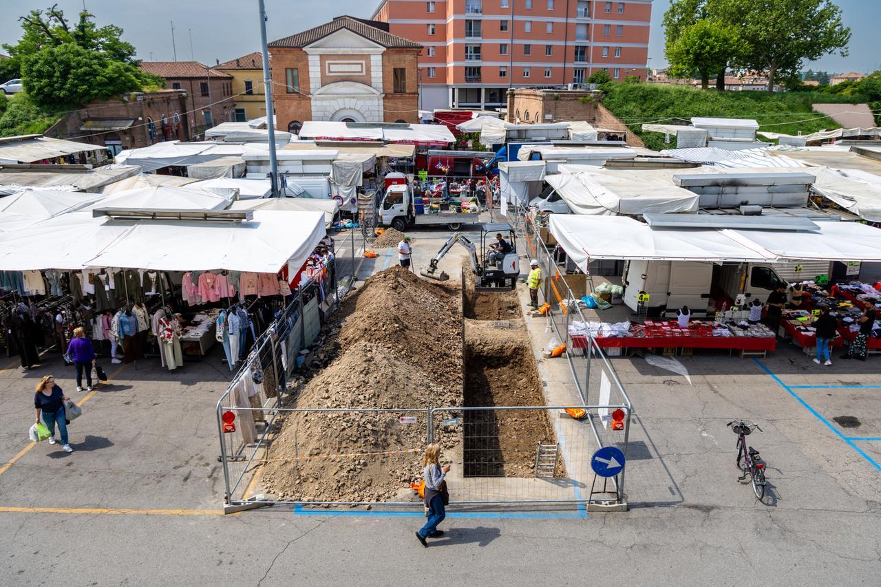 Ambulanti via da Piazza Travaglio: «L’alternativa? Meglio stare a casa»