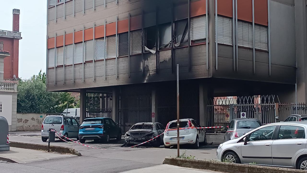 
	L'incendio al palazzo ex Sip di via Manin (foto Nucci)

