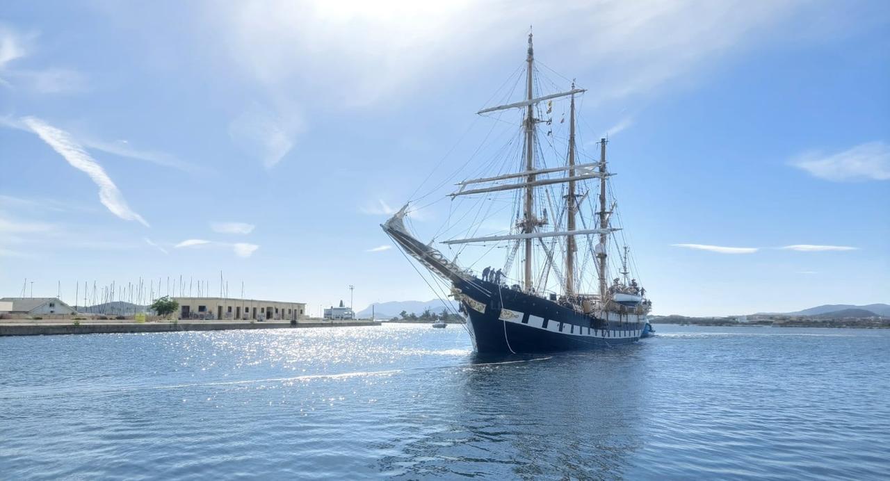 La nave Scuola Palinuro al porto vecchio di Olbia