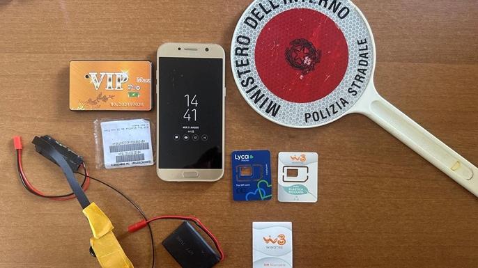 Microcamere, auricolari e trasmettitori all’esame per la patente: denunciate due persone a Sassari