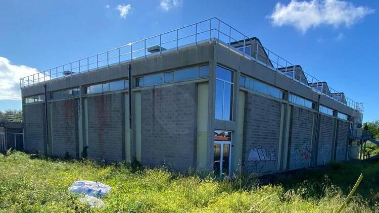 Una veduta della palestra dell’Isis Einaudi Ceccherelli, oggi Isis Val di Cornia