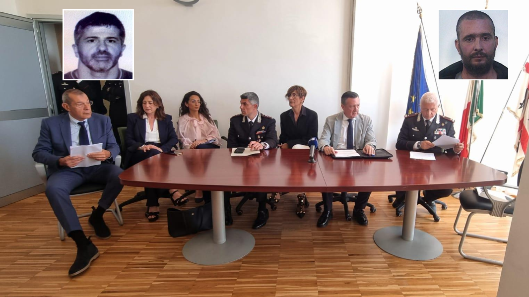 La conferenza stampa dei carabinieri <em>(foto Massimo Locci)</em>, a sinistra Arzu, a destra Marongiu 