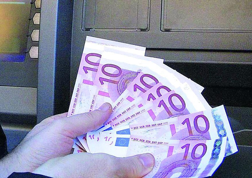 Vigarano, prelievi coi bancomat degli amici: 18mila euro in 7 mesi