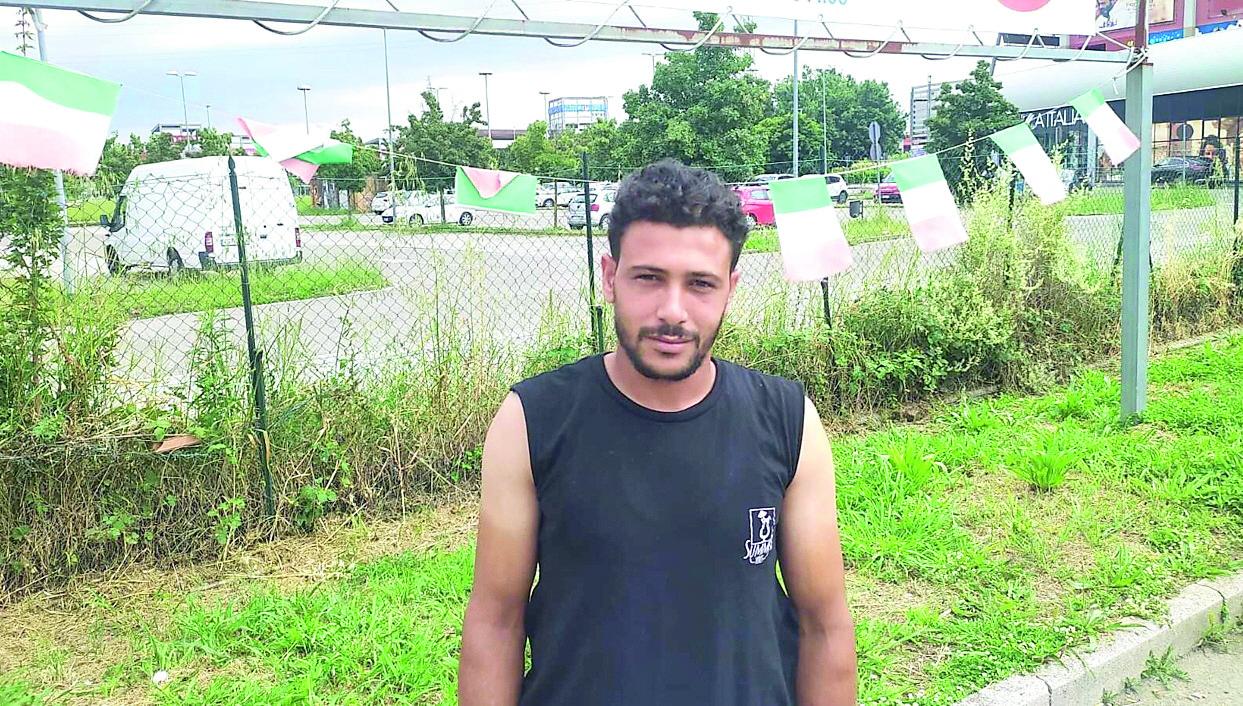 
	Mostaf&agrave; Dawoud con alle sue spalle il parcheggio in cui &egrave; avvenuta la violenta aggressione

