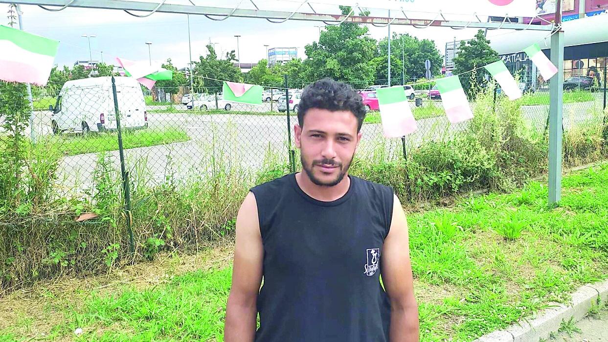 Mostafà Dawoud con alle sue spalle il parcheggio in cui è avvenuta la violenta aggressione