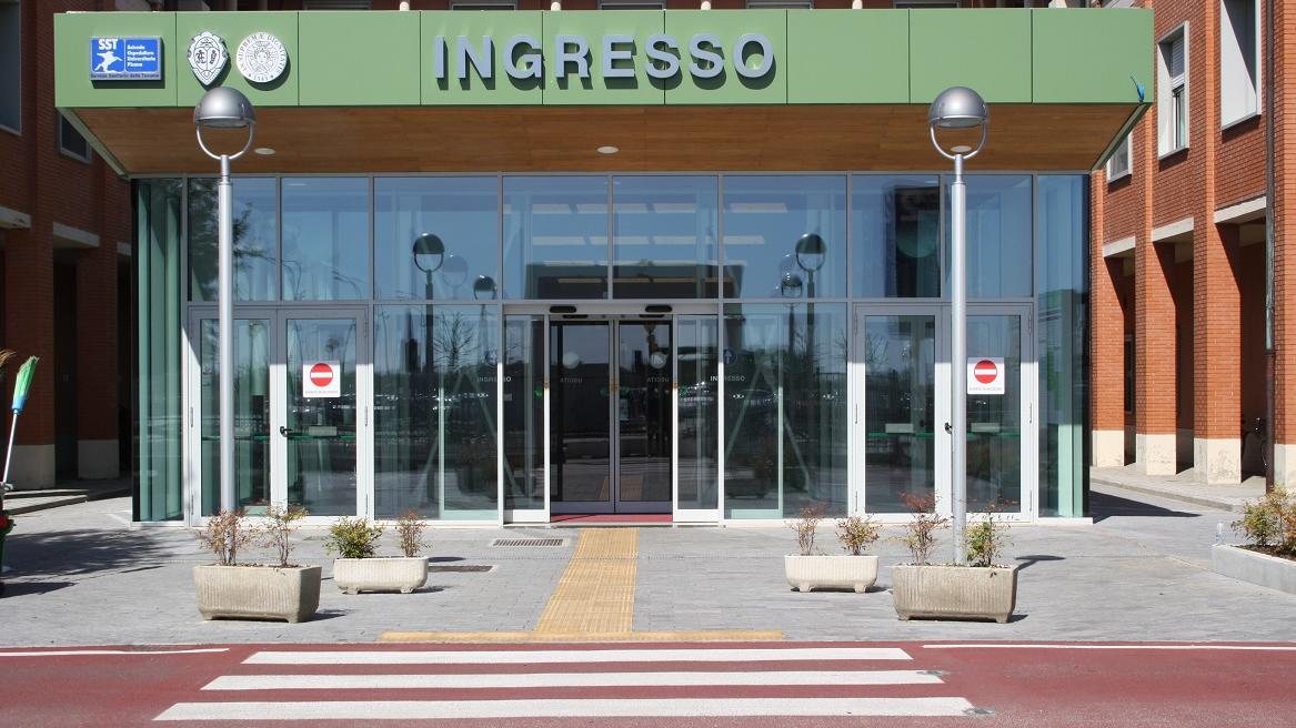 L'ingresso dell'ospedale Cisanello di Pisa