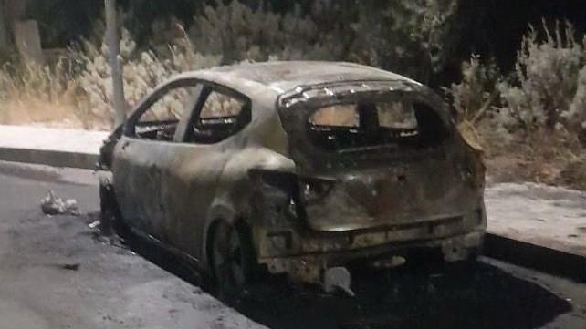 Auto incendiata nella notte: si indaga sui responsabili