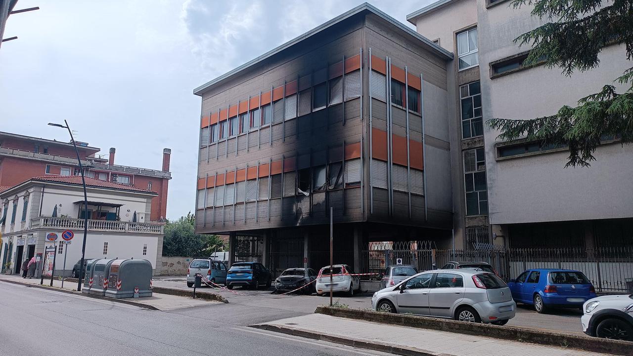 
	I danni dell'incendio in via Manin (foto Nucci)

