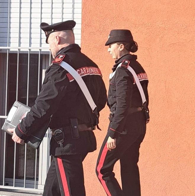 Esce a fumare una sigaretta e al ristorante le rubano la borsa